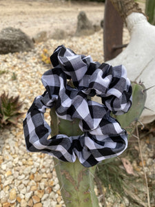 Gingham scrunchie- black and white