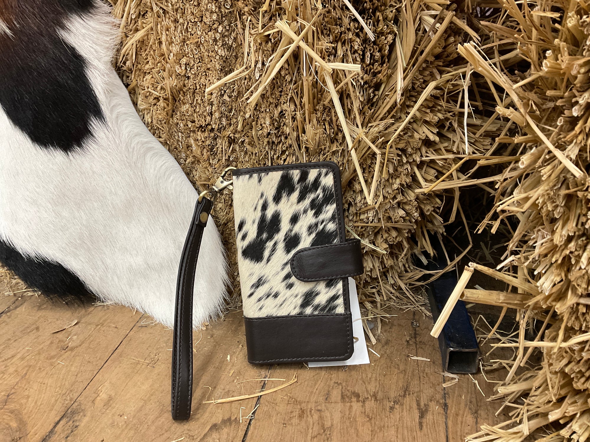 Cowhide - Bunbury - Phone Case - Dark Brown - iPhone 16