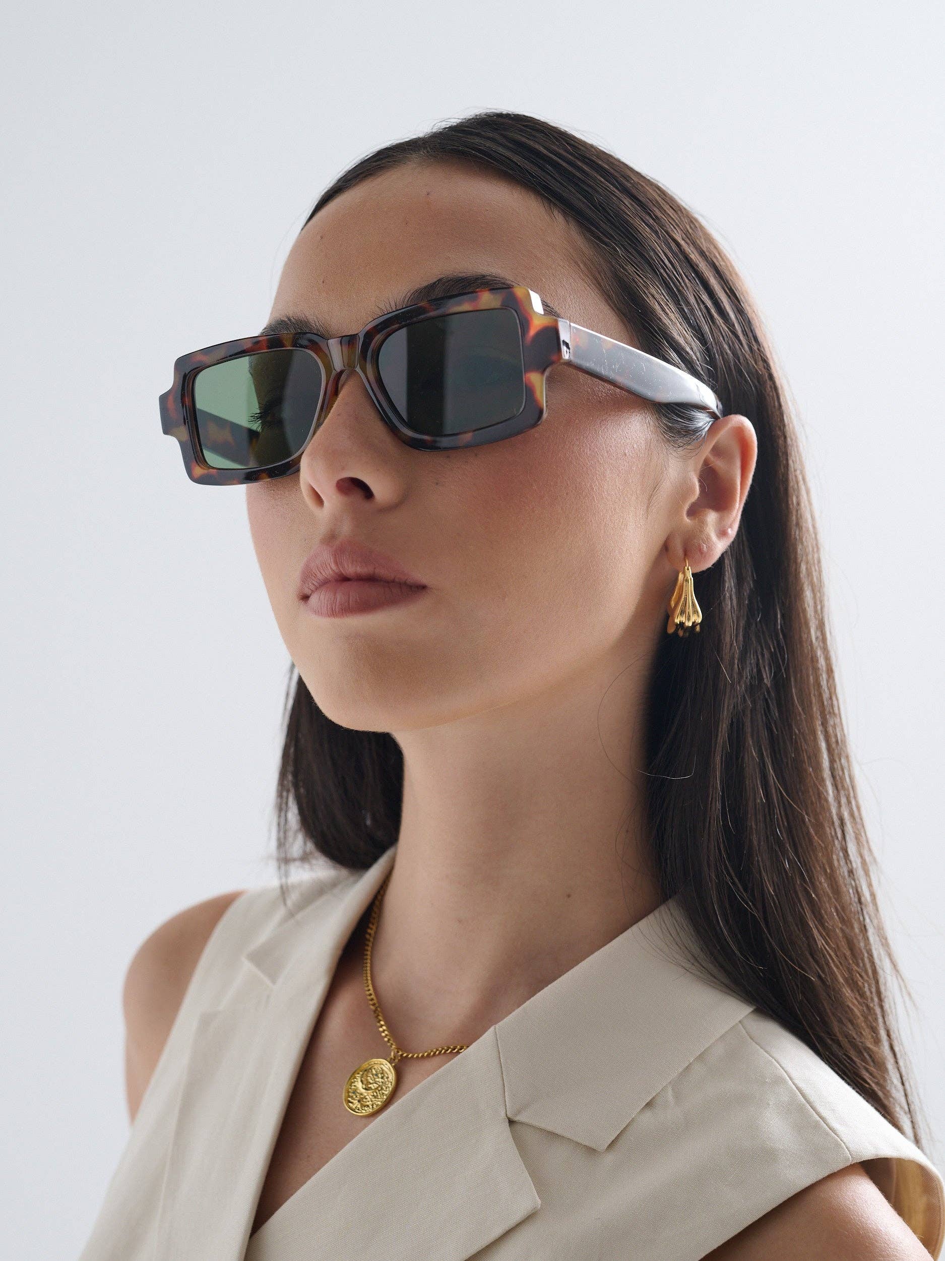 Sierra Square Frame Sunglasses in Tort
