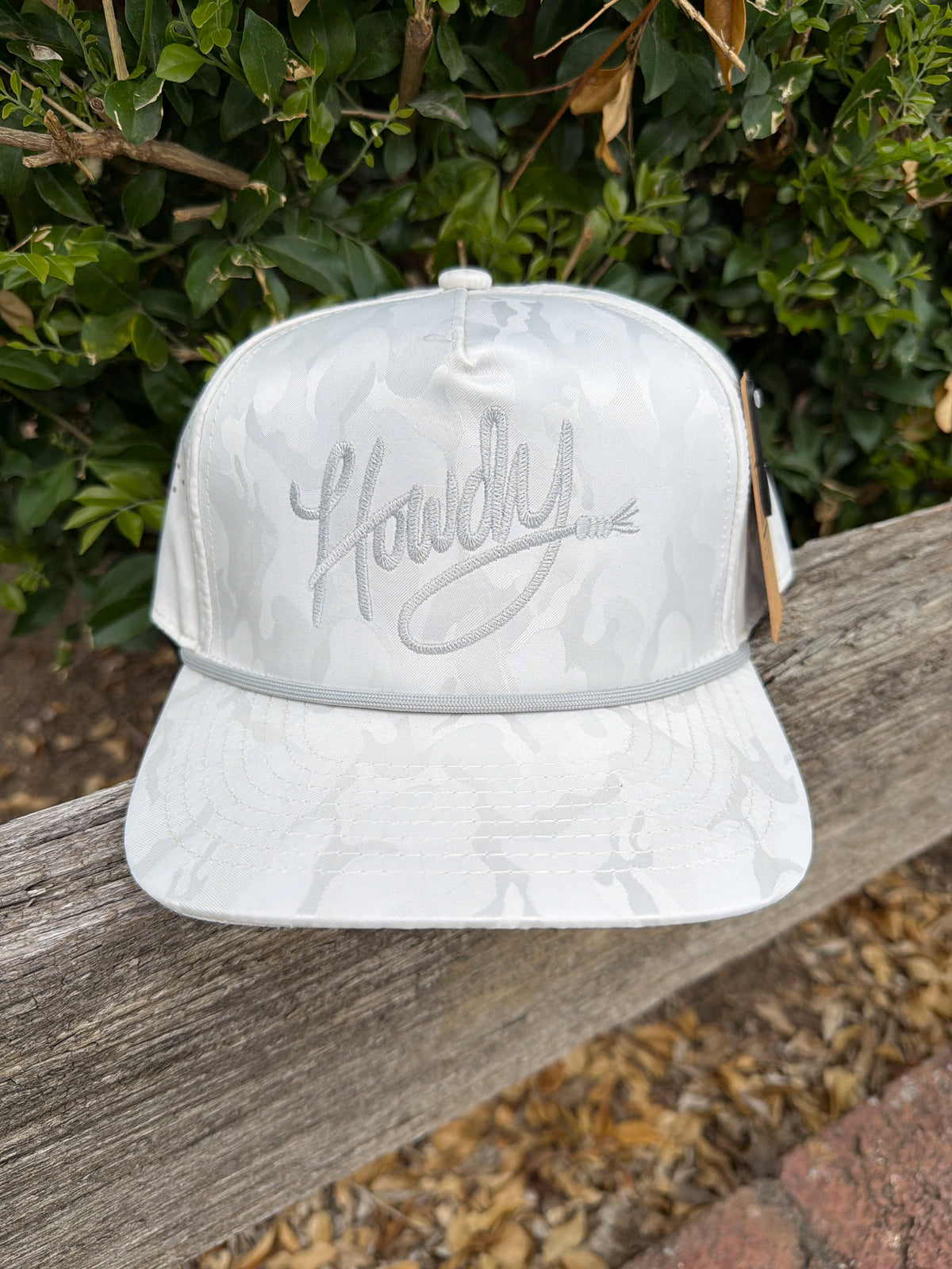 Howdy Embroidered White Camo Rope Strap Trucker Hat: LT GREY-LT GREY