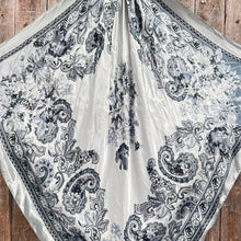 Wild Rag - 35X35" Silver & White